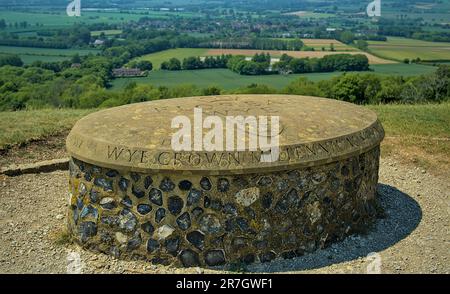 La corona commemorativa di Wye si affaccia sul villaggio di Wye Foto Stock