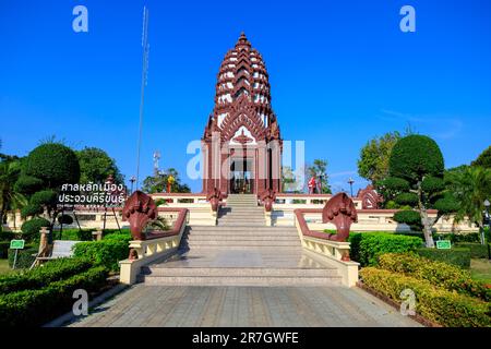 Prachuap Khiri Khan, Thailandia - 6 febbraio 2023: Vista esterna del Santuario del pilastro della città a Prachuap Khiri Khan, Thailandia. Costruito nello stile Lop Buri Foto Stock