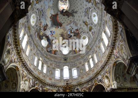 Vicoforte, Piemonte, Italia - 06-10-2023- gli affreschi della cupola ellittica del Santuario di Vicoforte (noto anche come Santuario Regina Montis Regalis Foto Stock