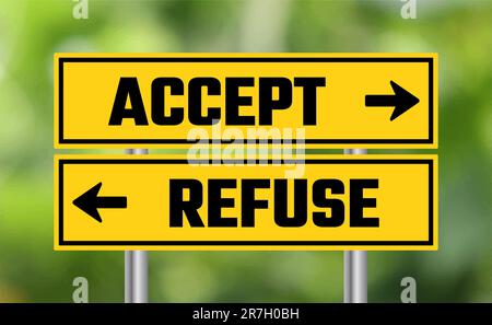 Accettare o rifiutare la segnaletica stradale su sfondo sfocato Foto Stock