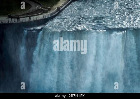 Bordo di Horseshoe Falls parte delle Cascate del Niagara Foto Stock