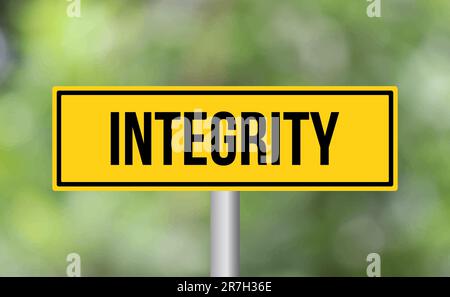 Segnaletica stradale Integrity su sfondo sfocato Foto Stock