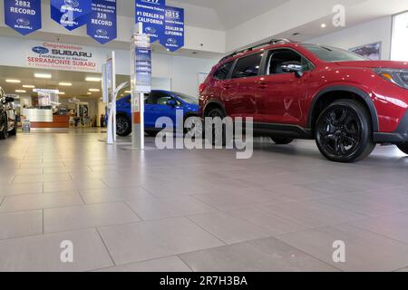 Interno della concessionaria Serramonte Subaru a Daly City, California; showroom di concessionari di automobili che espongono nuovi modelli; vetture in vendita in esposizione. Foto Stock