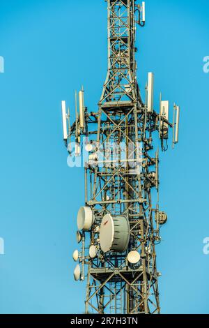 I sistemi di radiodiffusione e di comunicazione televisivi e telefonici mobili sono torri. Abruzzo, Italia, Europa Foto Stock