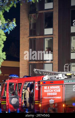 Church Road, Edgbaston, Birmingham 15th giugno 2023 - il servizio antincendio delle West Midlands ha affrontato un grave incendio in una sala studentesca di residenza il giovedì sera. Quarantacinque vigili del fuoco hanno corso al vale Village, un'area residenziale di proprietà dell'Università di Birmingham. Una cucina a 4th piani in 'Chamberlain C' che fronteggia Church Road nella zona di Edgbaston della città è stato annerito dalla fiamma e fumo con vigili del fuoco visto all'interno della proprietà utilizzando le torce per indagare la causa dell'incidente. Il calore del fuoco ha rotto i vetri interni delle finestre a doppio vetro tuttavia il fuoco solo br Foto Stock
