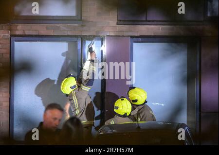 Church Road, Edgbaston, Birmingham 15th giugno 2023 - il servizio antincendio delle West Midlands ha affrontato un grave incendio in una sala studentesca di residenza il giovedì sera. Quarantacinque vigili del fuoco hanno corso al vale Village, un'area residenziale di proprietà dell'Università di Birmingham. Una cucina a 4th piani in 'Chamberlain C' che fronteggia Church Road nella zona di Edgbaston della città è stato annerito dalla fiamma e fumo con vigili del fuoco visto all'interno della proprietà utilizzando le torce per indagare la causa dell'incidente. Il calore del fuoco ha rotto i vetri interni delle finestre a doppio vetro tuttavia il fuoco solo br Foto Stock