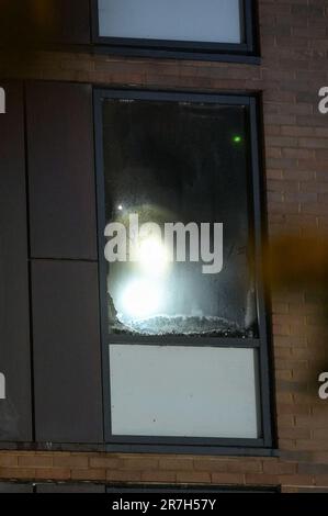 Church Road, Edgbaston, Birmingham 15th giugno 2023 - il servizio antincendio delle West Midlands ha affrontato un grave incendio in una sala studentesca di residenza il giovedì sera. Quarantacinque vigili del fuoco hanno corso al vale Village, un'area residenziale di proprietà dell'Università di Birmingham. Una cucina a 4th piani in 'Chamberlain C' che fronteggia Church Road nella zona di Edgbaston della città è stato annerito dalla fiamma e fumo con vigili del fuoco visto all'interno della proprietà utilizzando le torce per indagare la causa dell'incidente. Il calore del fuoco ha rotto i vetri interni delle finestre a doppio vetro tuttavia il fuoco solo br Foto Stock