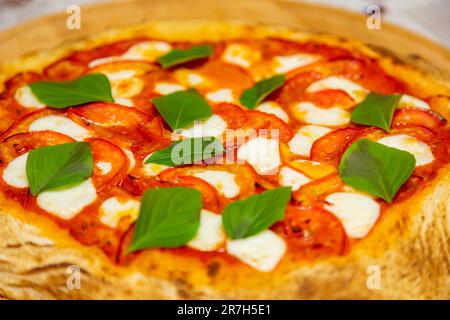 Classica pizza margherita, classificata come l'originale pizza vera italiana Foto Stock