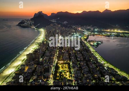 Vista degli edifici e delle montagne del distretto di Ipanema e Leblon di notte a Rio de Janeiro, Brasile. Foto Stock