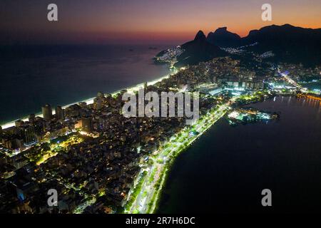 Vista degli edifici e delle montagne del distretto di Ipanema e Leblon di notte a Rio de Janeiro, Brasile. Foto Stock