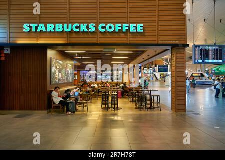 KUALA LUMPUR, MALESIA - CIRCA MARZO 2023: Caffè Starbucks all'aeroporto KLIA2 di Kuala Lumpur. Foto Stock