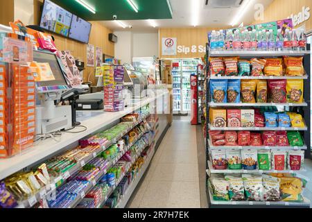 KUALA LUMPUR, MALESIA - CIRCA MARZO, 2023: Ripresa interna di 7-11 negozio. Foto Stock