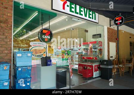 KUALA LUMPUR, MALESIA - CIRCA MARZO 2023: Ingresso al negozio 7-11. Foto Stock