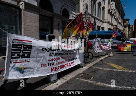 Roma, Italia, Italia. 15th giugno, 2023. I lavoratori Alitalia, ITA, Swissport e Atitech stanno dimostrando con USB in Piazza Santi Apostoli, per ricordare al governo e ai politici che gli impegni devono essere mantenuti e che non possiamo far finta che non stia succedendo nulla davanti ai circa 3500 lavoratori rimasti fuori del perimetro ITA. (Credit Image: © Andrea Ronchini/Pacific Press via ZUMA Press Wire) SOLO PER USO EDITORIALE! Non per USO commerciale! Foto Stock