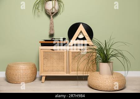 Interno soggiorno con dischi in vinile e lettore Foto Stock