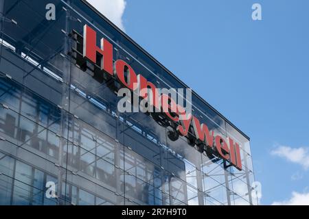 Praga,CZ -27 Aprile 2023: Logo onHoneywell sede centrale a Praga. Business: Aerospaziale, tecnologie per l'edilizia, materiali per le prestazioni e tecnologie Foto Stock