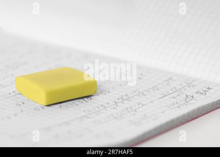 Gomma gialla e notebook su scrivania bianca, guardaroba. Spazio per il testo Foto Stock