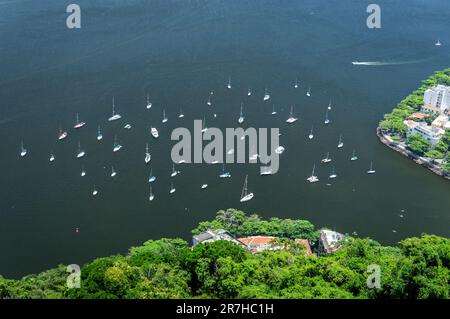 Molte piccole barche ancorate sulle acque blu della baia di Guanabara, nelle vicinanze dell'elegante quartiere residenziale di Urca e sulla collina di Urca in una giornata di sole d'estate. Foto Stock