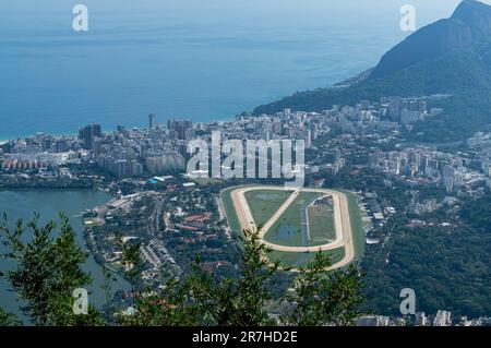 Vista aerea dei quartieri di Leblon, Gavea e Lagoa, con l'ippodromo Jockey Club nel mezzo, come visto dalla cima del monte Corcovado durante il soleggiato giorno estivo. Foto Stock