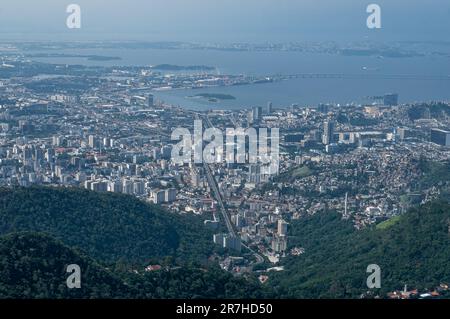 La vista aerea del densa Rio Comprido, Tijuca, Cidade Nova e altri quartieri circostanti della zona nord della città è vista dalla cima del monte Corcovado. Foto Stock