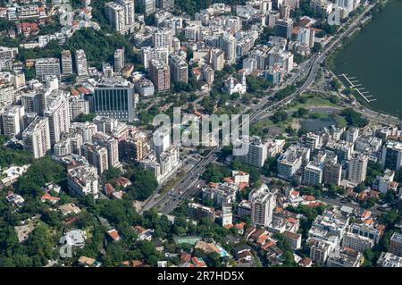 Vista aerea parziale e ravvicinata del quartiere di Lagoa con il viadotto di Saint Hilaire che corre nel mezzo come visto dalla cima del monte Corcovado in una giornata di sole. Foto Stock