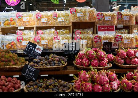 BANGKOK, THAILANDIA - CIRCA APRILE 2023: Vari frutti tropicali in mostra al supermercato di livello premium Tops Food Hall nel centro commerciale CentralWorld Foto Stock