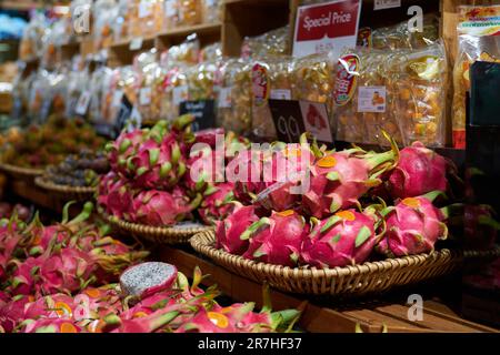 BANGKOK, THAILANDIA - CIRCA APRILE 2023: Vari frutti tropicali in mostra al supermercato di livello premium Tops Food Hall nel centro commerciale CentralWorld Foto Stock