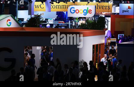 Parigi, Francia. 15th giugno, 2023. Le persone visitano la fiera Vivatech dedicata alle start-up tecnologiche e all'innovazione a Parigi, 15 giugno 2023. Mercoledì 2023 è iniziata qui la fiera dell'innovazione e delle start-up della tecnologia VivaTech, che durerà fino a sabato, attirando oltre 2.500 espositori. VivaTech è il rendezvous mondiale per le start-up e i leader per celebrare l'innovazione e la potenza della tecnologia nella trasformazione del business e della società. Credit: Gao Jing/Xinhua/Alamy Live News Foto Stock