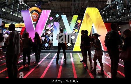 Parigi, Francia. 15th giugno, 2023. Le persone visitano la fiera Vivatech dedicata alle start-up tecnologiche e all'innovazione a Parigi, 15 giugno 2023. Mercoledì 2023 è iniziata qui la fiera dell'innovazione e delle start-up della tecnologia VivaTech, che durerà fino a sabato, attirando oltre 2.500 espositori. VivaTech è il rendezvous mondiale per le start-up e i leader per celebrare l'innovazione e la potenza della tecnologia nella trasformazione del business e della società. Credit: Gao Jing/Xinhua/Alamy Live News Foto Stock