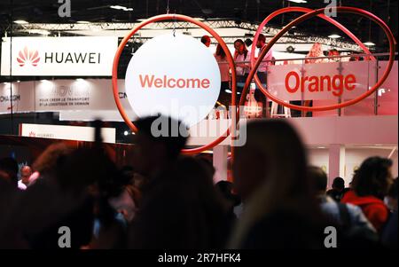 Parigi, Francia. 15th giugno, 2023. Le persone visitano la fiera Vivatech dedicata alle start-up tecnologiche e all'innovazione a Parigi, 15 giugno 2023. Mercoledì 2023 è iniziata qui la fiera dell'innovazione e delle start-up della tecnologia VivaTech, che durerà fino a sabato, attirando oltre 2.500 espositori. VivaTech è il rendezvous mondiale per le start-up e i leader per celebrare l'innovazione e la potenza della tecnologia nella trasformazione del business e della società. Credit: Gao Jing/Xinhua/Alamy Live News Foto Stock