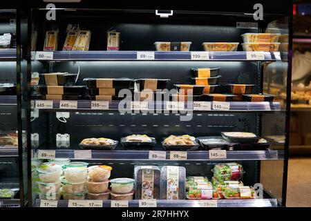 BANGKOK, THAILANDIA - CIRCA APRILE 2023: Pasti pronti in esposizione al supermercato di livello premium Tops Food Hall nel centro commerciale CentralWorld di Ba Foto Stock