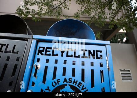 Asheville, Carolina del Nord, Stati Uniti. 8th giugno, 2023. Bidoni di riciclaggio e discarica Downtown Asheville, North Carolina (Credit Image: © Robin Rayne/ZUMA Press Wire) SOLO PER USO EDITORIALE! Non per USO commerciale! Foto Stock