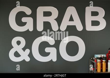 BANGKOK, THAILANDIA - CIRCA APRILE 2023: Primo piano del cartello Grab and Go come visto al centro commerciale Siam Discovery. Foto Stock