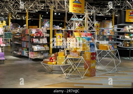 BANGKOK, THAILANDIA - CIRCA APRILE 2023: All'interno del centro commerciale Siam Discovery. Foto Stock