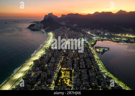 Vista degli edifici e delle montagne del distretto di Ipanema e Leblon di notte a Rio de Janeiro, Brasile Foto Stock