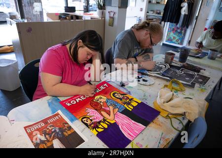 Asheville, Carolina del Nord, Stati Uniti. 9th giugno, 2023. Nicole Rotundo, che ha sindrome di Down, lavora al suo progetto di poster cinematografico presso l'Open Hearts Art Center, uno studio e galleria di supporto non-profit che funziona anche come centro diurno. Il centro rappresenta e consente agli adulti con disabilità diverse di raggiungere il loro pieno potenziale attraverso le arti (Credit Image: © Robin Rayne/ZUMA Press Wire) SOLO PER USO EDITORIALE! Non per USO commerciale! Foto Stock