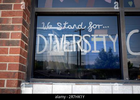 Asheville, Carolina del Nord, Stati Uniti. 9th giugno, 2023. Noi Stand for Diversity è dipinta sulla finestra di Open Hearts Art Center, uno studio di supporto e una galleria senza scopo di lucro che funziona anche come centro diurno. Il centro rappresenta e consente agli adulti con disabilità diverse di raggiungere il loro pieno potenziale attraverso le arti (Credit Image: © Robin Rayne/ZUMA Press Wire) SOLO PER USO EDITORIALE! Non per USO commerciale! Foto Stock