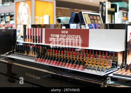 PATTAYA, THAILANDIA - CIRCA APRILE, 2023: Yves Saint Laurent prodotti cosmetici in mostra nel centro di Pattaya (CentralFestival Pattaya Beach) shopping mal Foto Stock