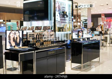 PATTAYA, THAILANDIA - CIRCA APRILE, 2023: Yves Saint Laurent prodotti cosmetici in mostra nel centro di Pattaya (CentralFestival Pattaya Beach) shopping mal Foto Stock