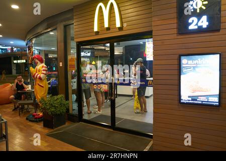 PATTAYA, THAILANDIA - CIRCA APRILE 2023: McDonald's fast food a Pattaya. Foto Stock