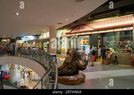 PATTAYA, THAILANDIA - CIRCA APRILE, 2023: Ripresa interna del Terminal 21 Pattaya. Foto Stock