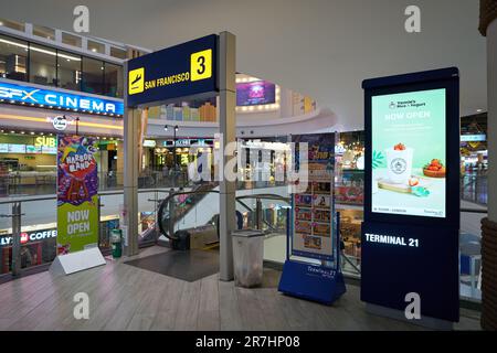 PATTAYA, THAILANDIA - CIRCA APRILE, 2023: Ripresa interna del Terminal 21 Pattaya. Foto Stock