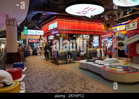PATTAYA, THAILANDIA - CIRCA APRILE, 2023: Ripresa interna del Terminal 21 Pattaya. Foto Stock