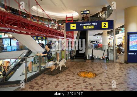 PATTAYA, THAILANDIA - CIRCA APRILE, 2023: Ripresa interna del Terminal 21 Pattaya. Foto Stock