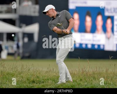 Los Angeles, Stati Uniti. 15th giugno, 2023. Rory McIlroy dell'Irlanda del Nord colpisce fuori dalla grezza sulla 18th buca durante il primo round del 2023 Stati Uniti Open Golf Championship al Los Angeles Country Club di Los Angeles, California, giovedì 15 giugno 2023. Foto di Mike Goulding/UPI Credit: UPI/Alamy Live News Foto Stock