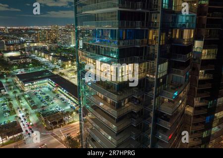 Grattacielo residenziale di notte con vista sulla città di Sunny Isles Beach in Florida, Stati Uniti. Sviluppo di alloggi nella moderna area urbana americana. Foto Stock