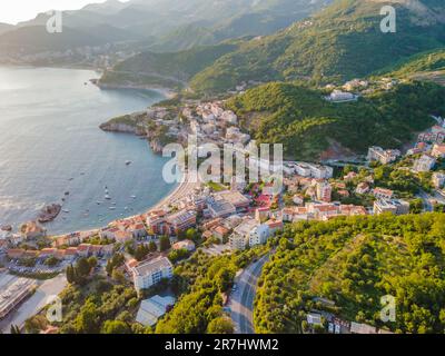 Queen's Beach a Milocer, Montenegro. Vista aerea delle onde del mare e fantastica costa rocciosa, Montenegro. drone Foto Stock