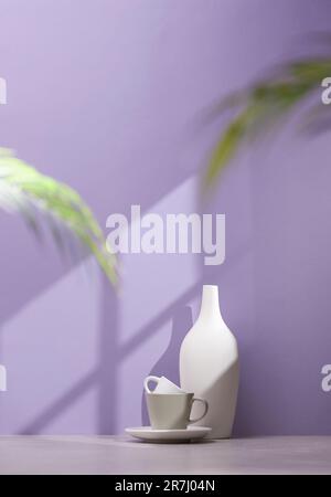 Vasi ed oggetti sul tavolo in una stanza calda con luce solare entrante Foto Stock