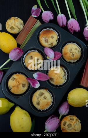 muffin al rabarbaro al limone con tulipani Foto Stock