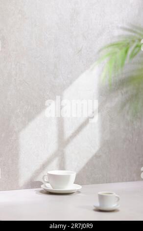 Vasi ed oggetti sul tavolo in una stanza calda con luce solare entrante Foto Stock